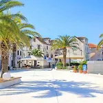 Seafront With Terrace 4 Bedrooms And Mooring *