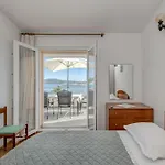 Seafront With Terrace 4 Bedrooms And Mooring 公寓 *