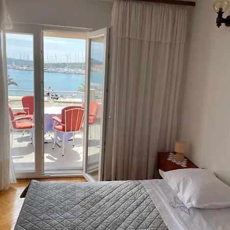 Seafront Apt With Terrace 4 Bedrooms And Mooring * Rogoznica (Sibenik-Knin)