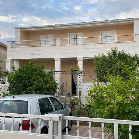 Apartman Seafront With Terrace 4 Bedrooms And Mooring Rogoznica (Sibenik-Knin)