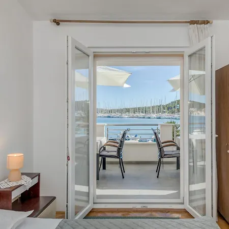 Seafront With Terrace 4 Bedrooms And Mooring Apartman Rogoznica (Sibenik-Knin)