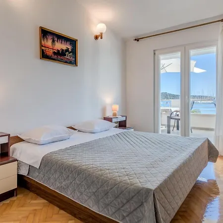 Seafront With Terrace 4 Bedrooms And Mooring