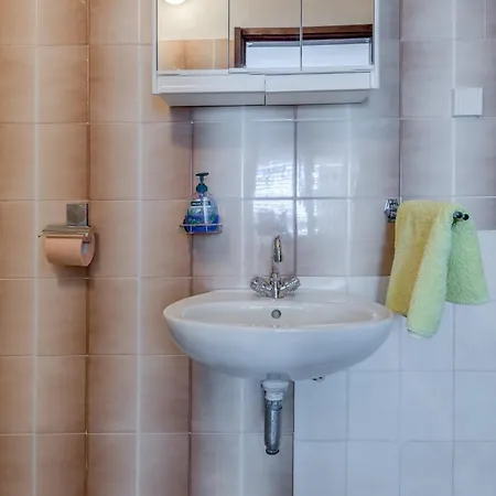 Apartman Seafront With Terrace 4 Bedrooms And Mooring Rogoznica (Sibenik-Knin)