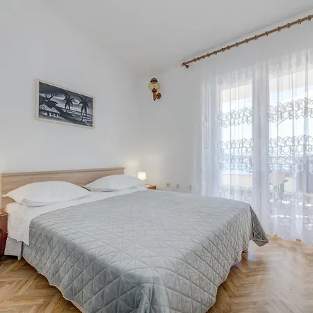 Apartman Seafront With Terrace 4 Bedrooms And Mooring *