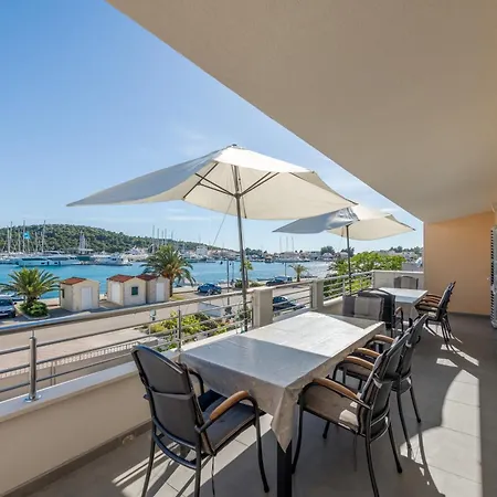 Seafront With Terrace 4 Bedrooms And Mooring Apartman