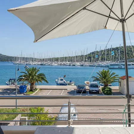 Seafront With Terrace 4 Bedrooms And Mooring * Rogoznica (Sibenik-Knin)