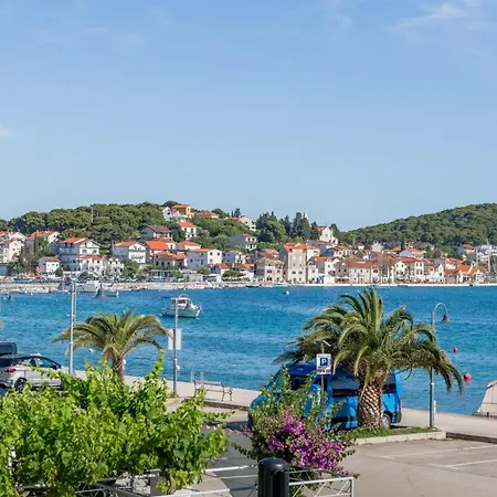 Seafront With Terrace 4 Bedrooms And Mooring Apartman