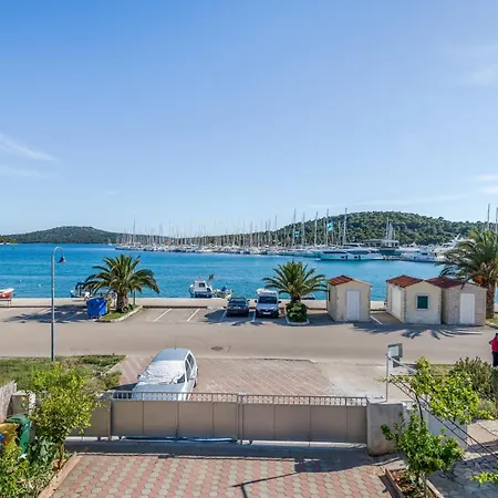 Seafront With Terrace 4 Bedrooms And Mooring *