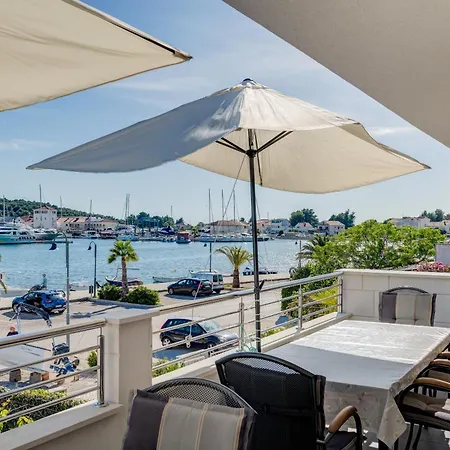 Seafront With Terrace 4 Bedrooms And Mooring *