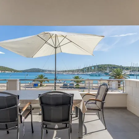 Apartman Seafront With Terrace 4 Bedrooms And Mooring Rogoznica (Sibenik-Knin)