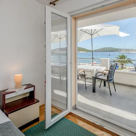 Apartman Seafront With Terrace 4 Bedrooms And Mooring