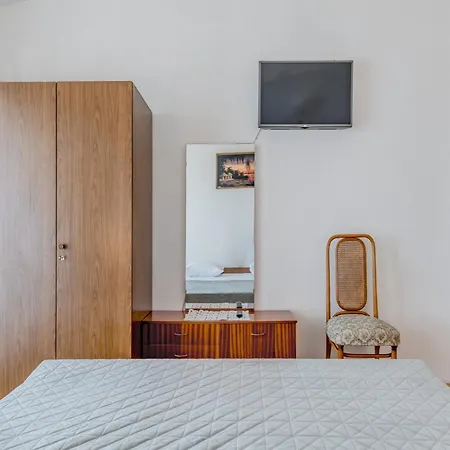 Apartman Seafront With Terrace 4 Bedrooms And Mooring *