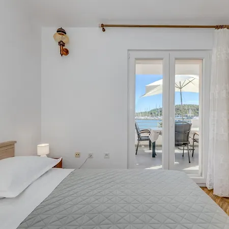 Seafront With Terrace 4 Bedrooms And Mooring *