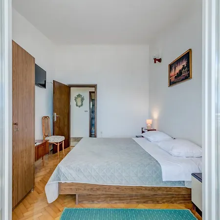 Apartman Seafront With Terrace 4 Bedrooms And Mooring