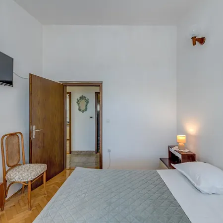 Apartman Seafront With Terrace 4 Bedrooms And Mooring