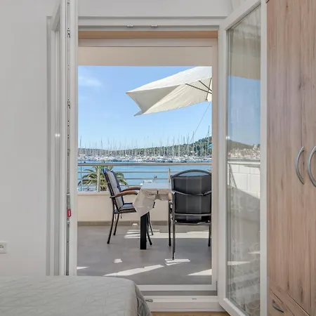 Apartman Seafront With Terrace 4 Bedrooms And Mooring Rogoznica (Sibenik-Knin)