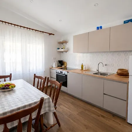 Seafront With Terrace 4 Bedrooms And Mooring *