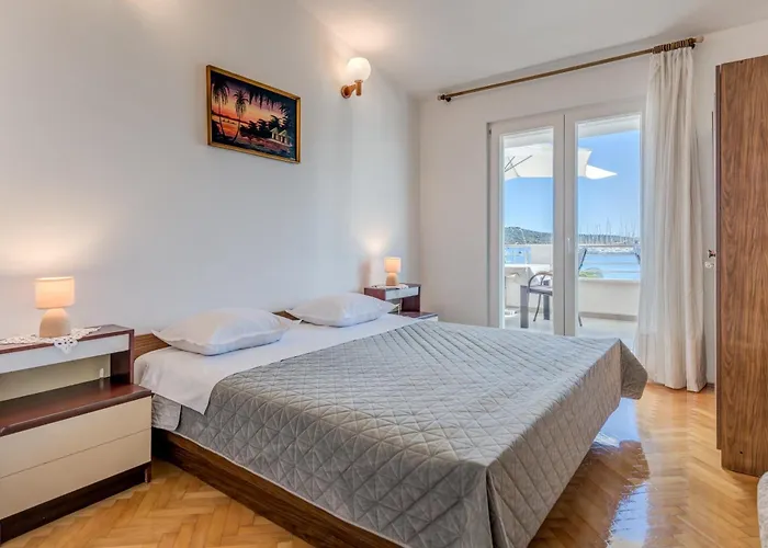 Seafront With Terrace 4 Bedrooms And Mooring