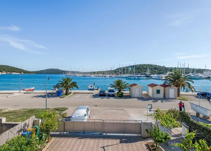 Seafront With Terrace 4 Bedrooms And Mooring *