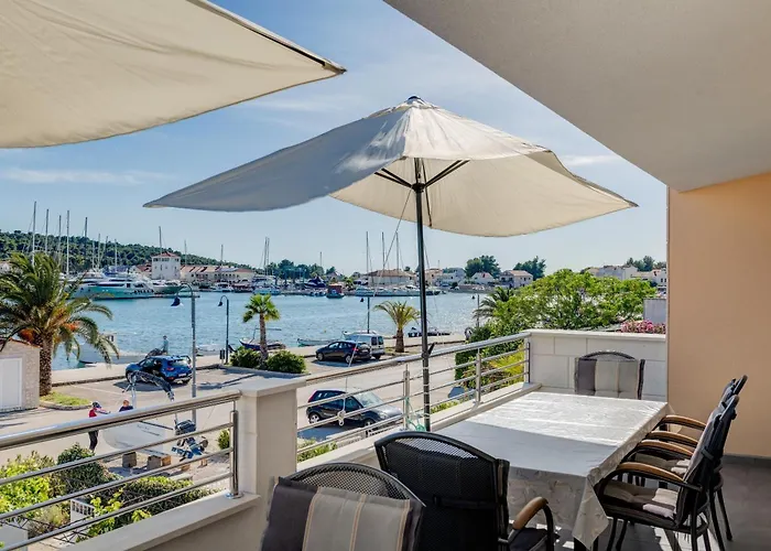 Seafront With Terrace 4 Bedrooms And Mooring *