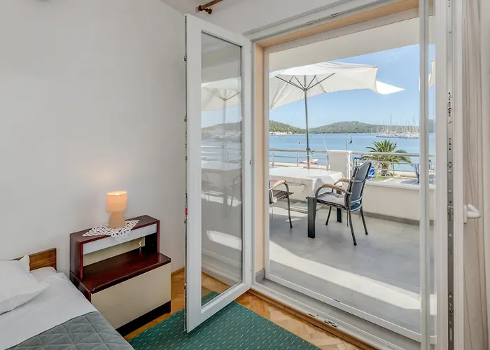 Apartament Seafront With Terrace 4 Bedrooms And Mooring