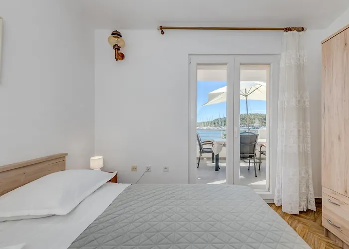 Seafront With Terrace 4 Bedrooms And Mooring *